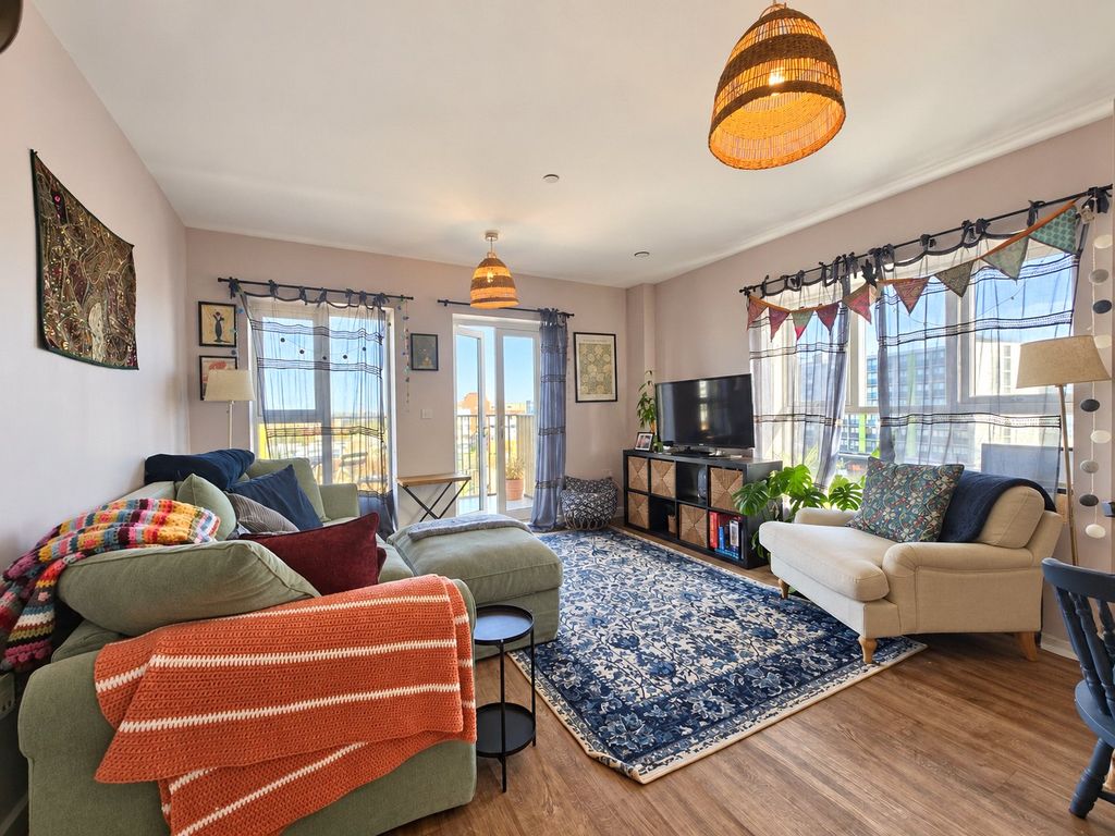 Property photo 3 of 12 Lounge