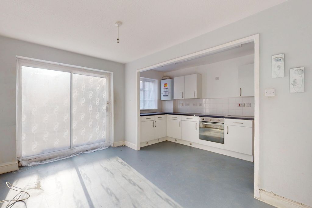 Property photo 3 of 32 37 Gainsborough Road, Hayes, Ub4 8Ny