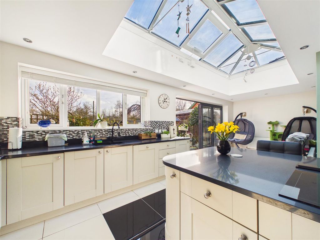 Property photo 2 of 21 Cam03303G0-Pr0317-Still016.Jpg