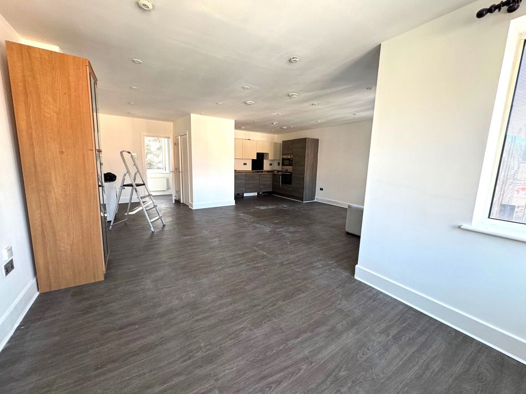 Property photo 1 of 8 2 Bed Flat To Rent High Road, Southall Ub1