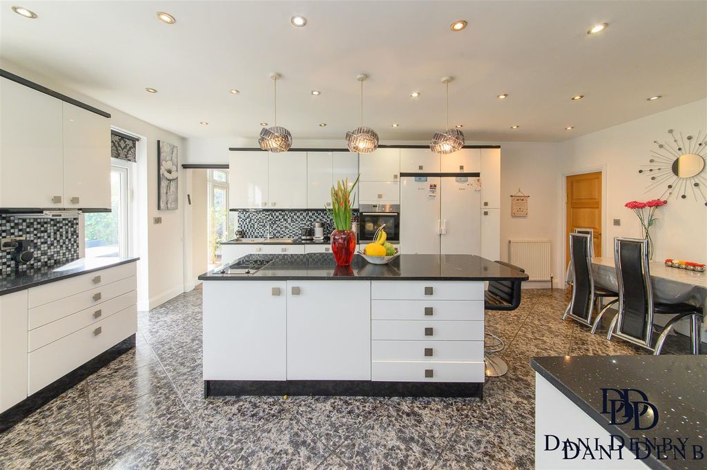 Property photo 2 of 22