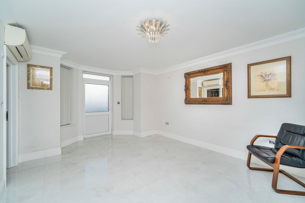 Property photo 2 of 11 Pbox-Img.Jpg