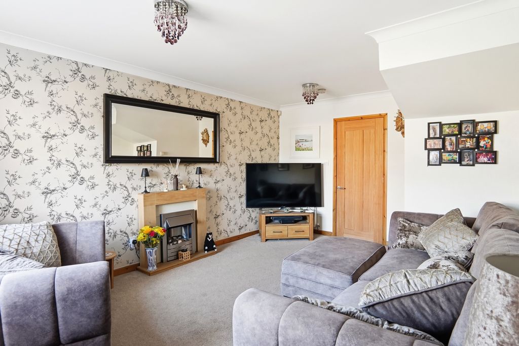 Property photo 3 of 22 Lundyclose012