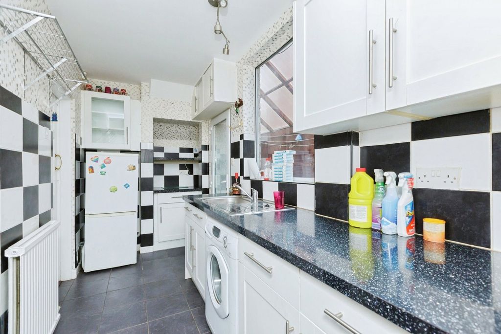 Property photo 3 of 17 Kitchen