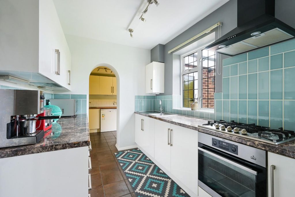 Property photo 2 of 16 Tattenham Way