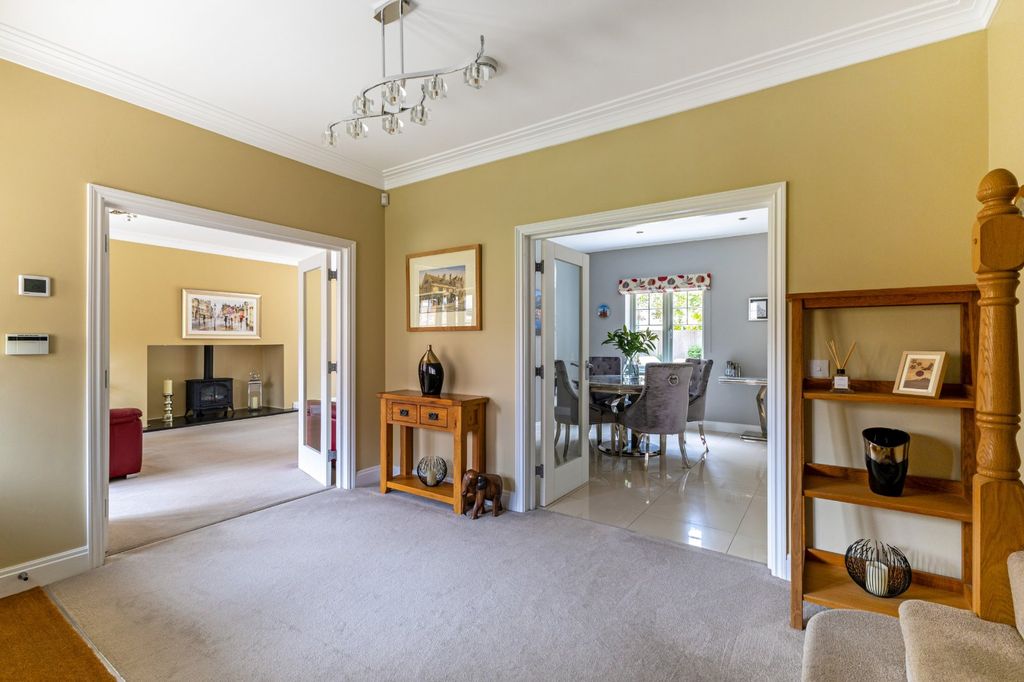 Property photo 3 of 27 Entrance Hall