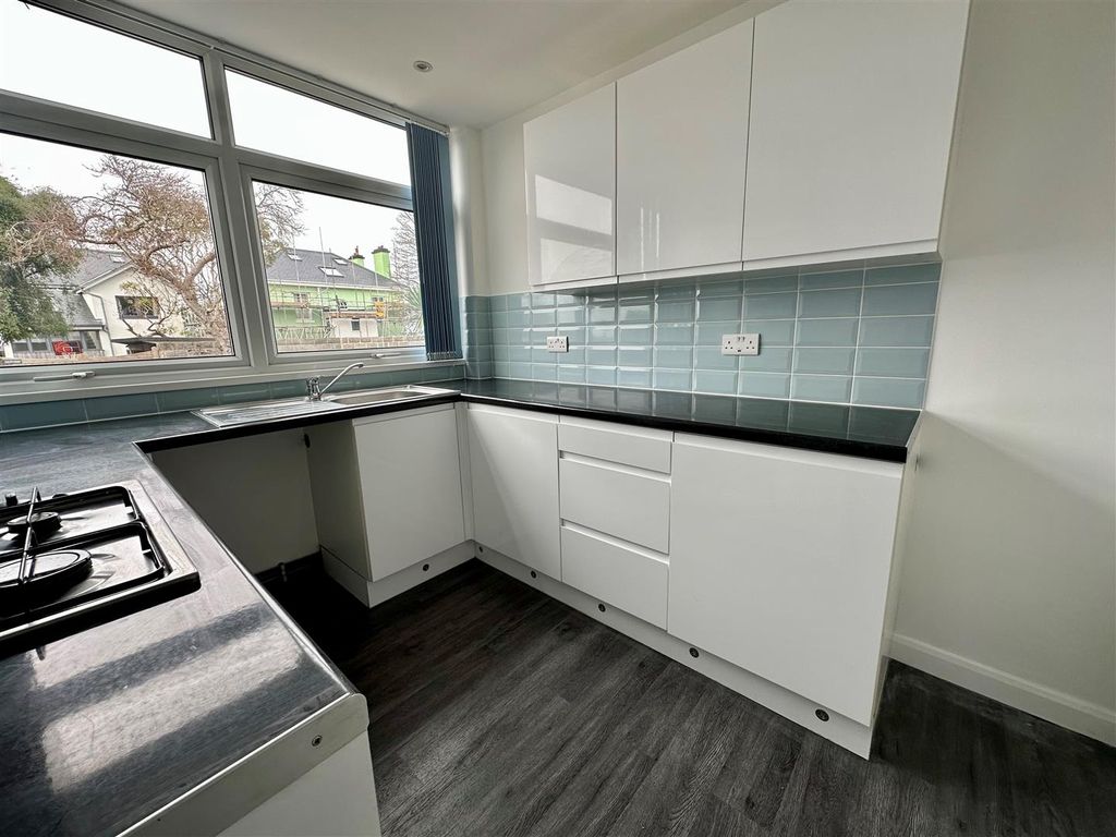 Property photo 3 of 11 Kitchen 2.Jpg