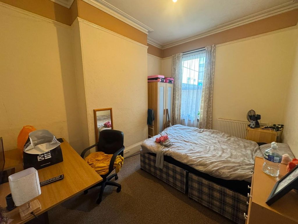 Property photo 3 of 9 Room 2