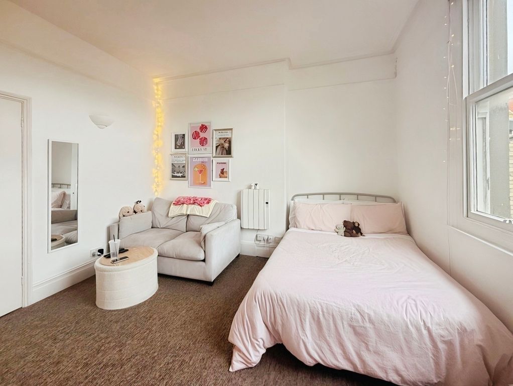 Property photo 3 of 8 Studio Room