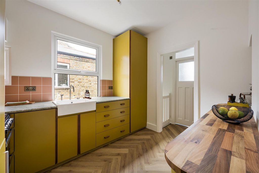 Property photo 3 of 40 Carr Road, E17