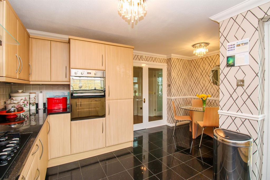 Property photo 3 of 22 Kitchen/Breakfast Room