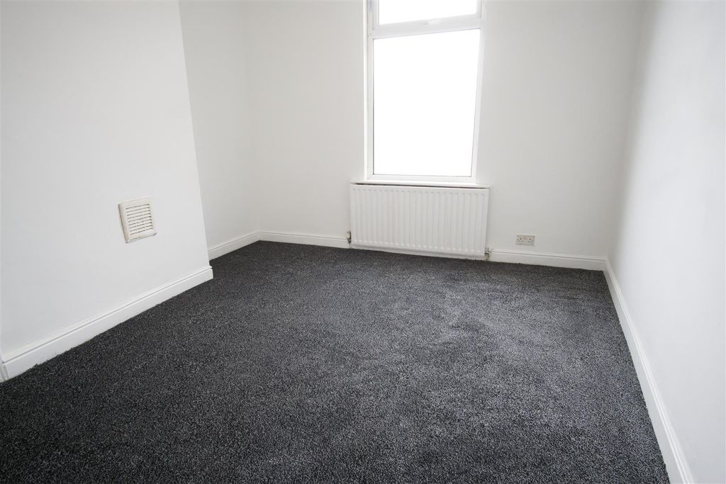 Property photo 2 of 6 Bedroom