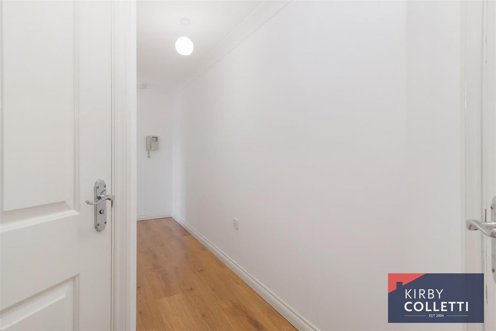 Property photo 2 of 14 Entrance Hall