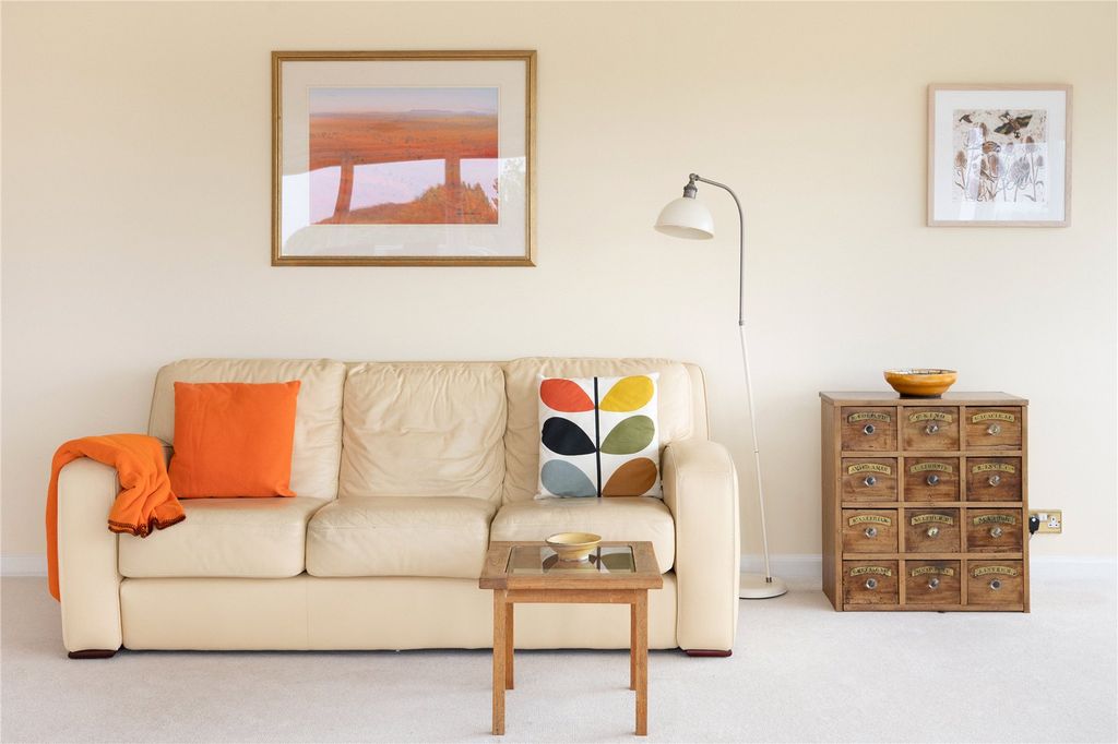 Property photo 3 of 11 Seating