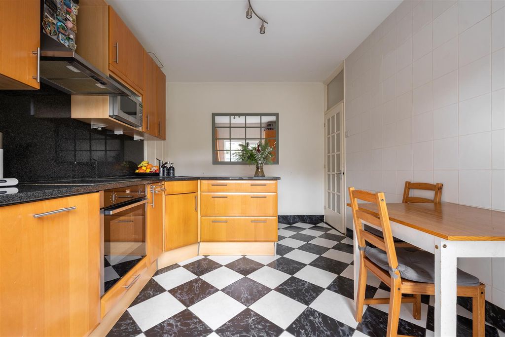 Property photo 3 of 22 Voluntary Place, E11