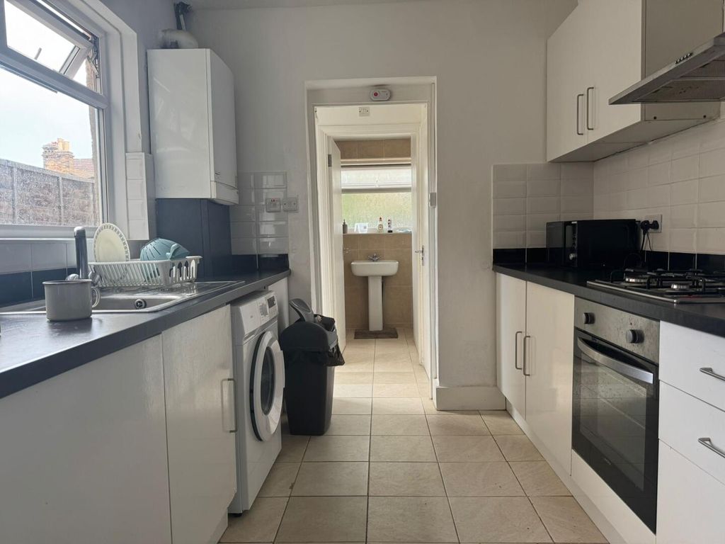 Property photo 2 of 5 Kitchen