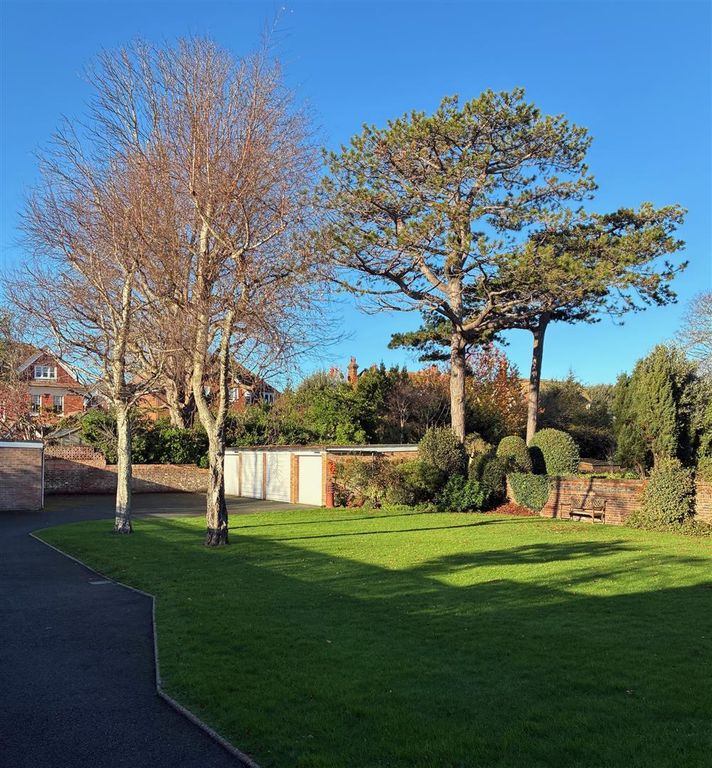 Property photo 2 of 14 Communal Gardens