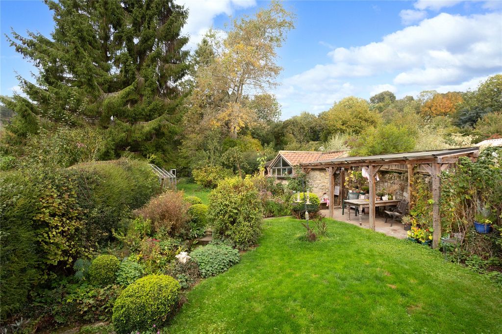 Property photo 3 of 17 Gardens