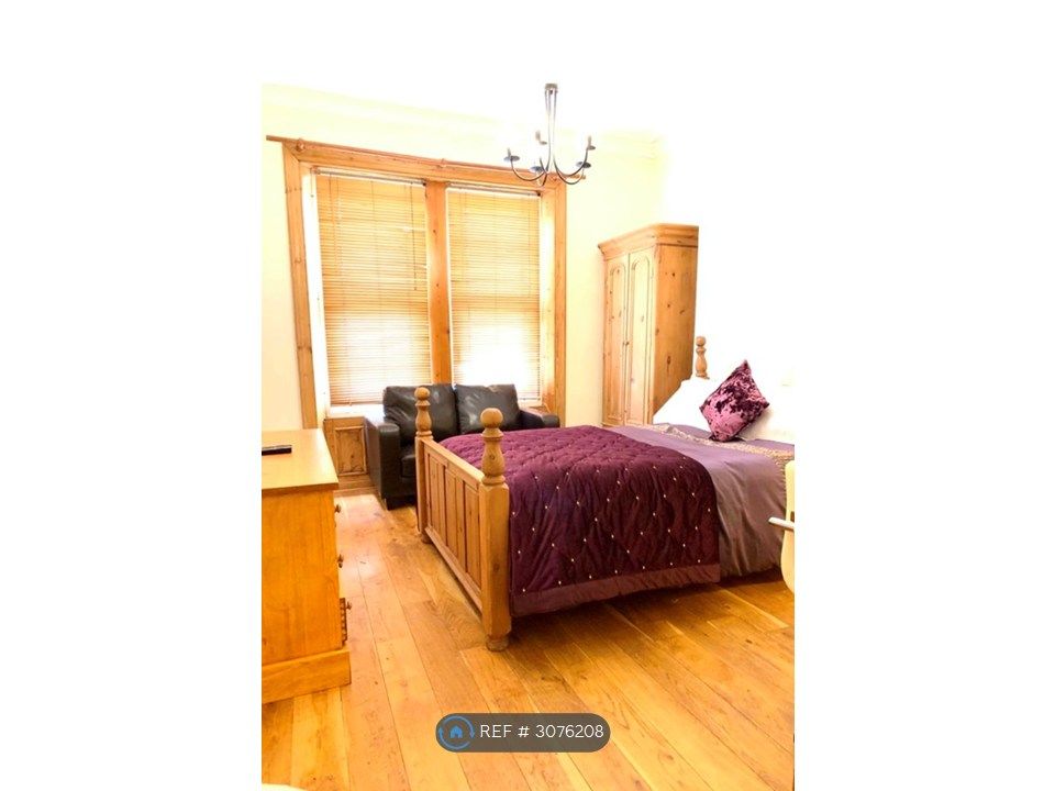 Property photo 3 of 7 Huge Ensuite Bedrooms With Huge Smart Tvs