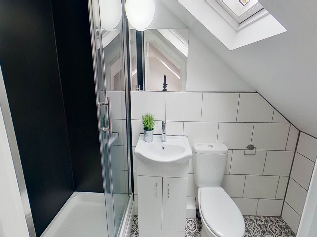 Property photo 3 of 8 R9 - Ensuite