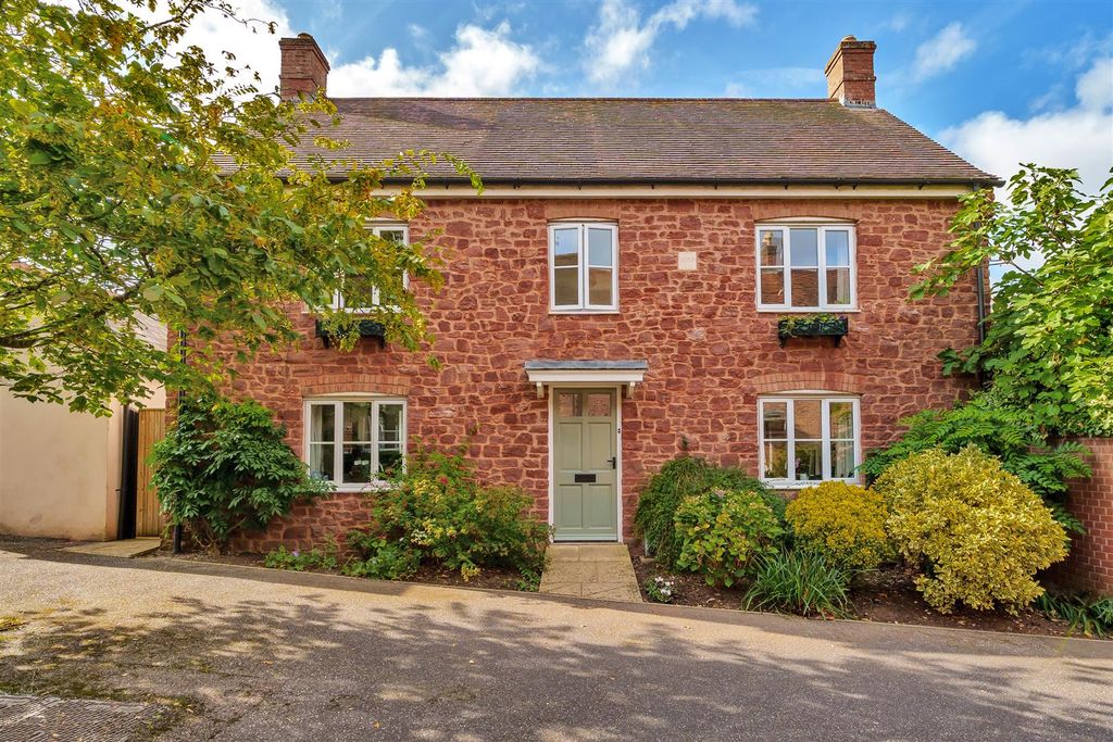 Property photo 1 of 24 .