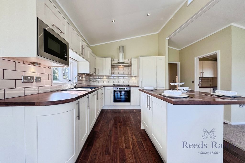 Property photo 2 of 23 Picture No. 27