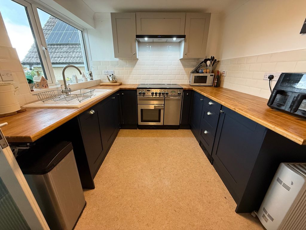 Property photo 3 of 27 Kitchen