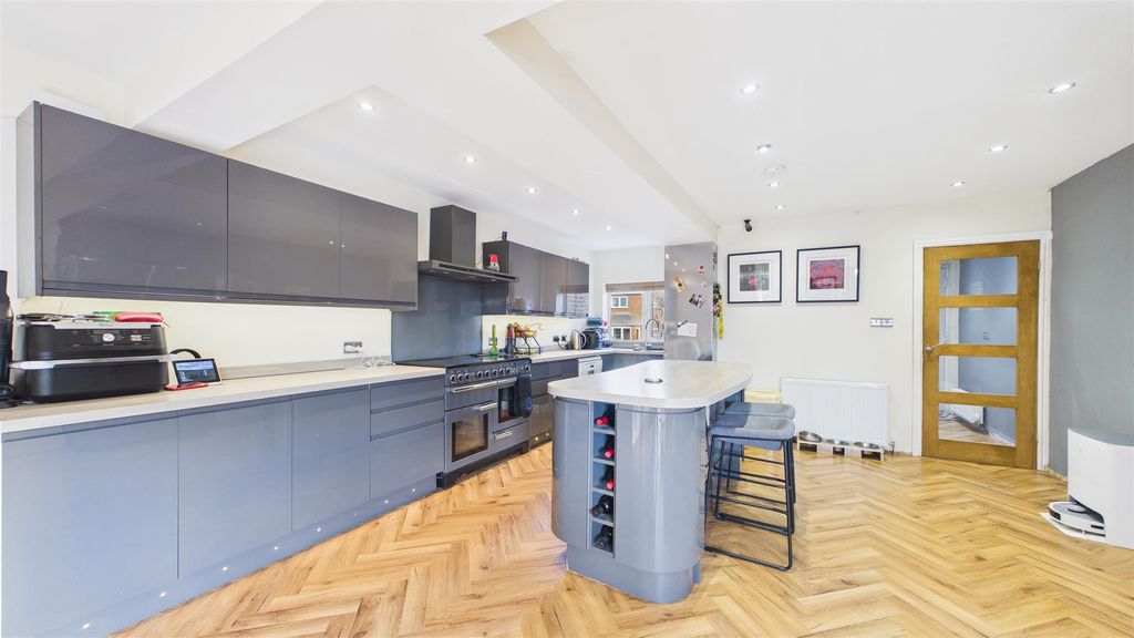 Property photo 3 of 34 Cam05101G0-Pr0144-Still014.Jpg