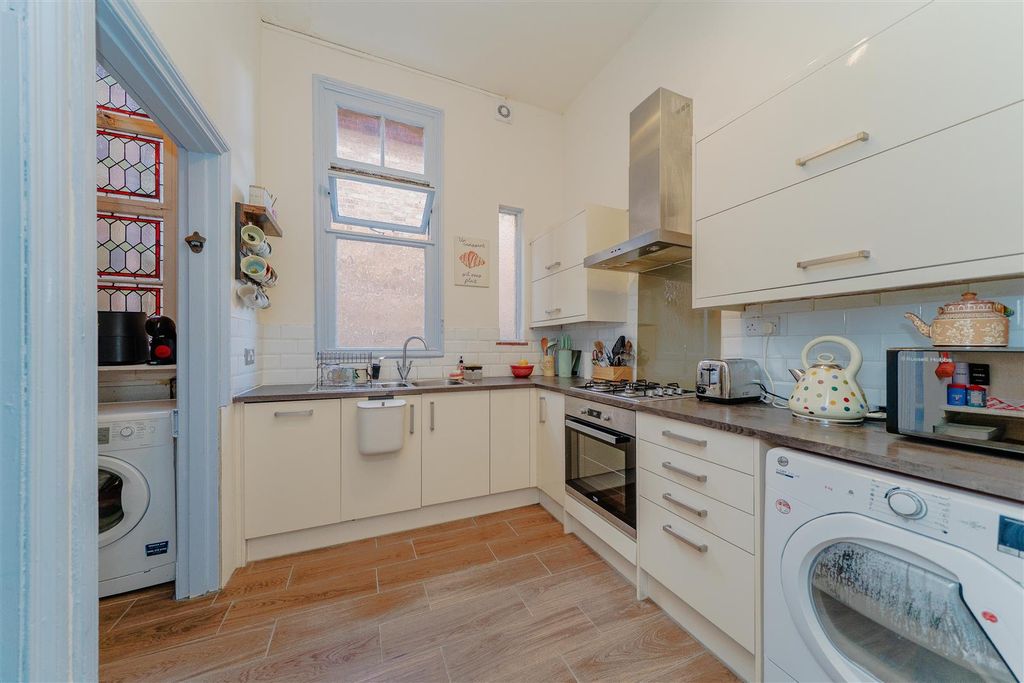 Property photo 3 of 19 Kitchen