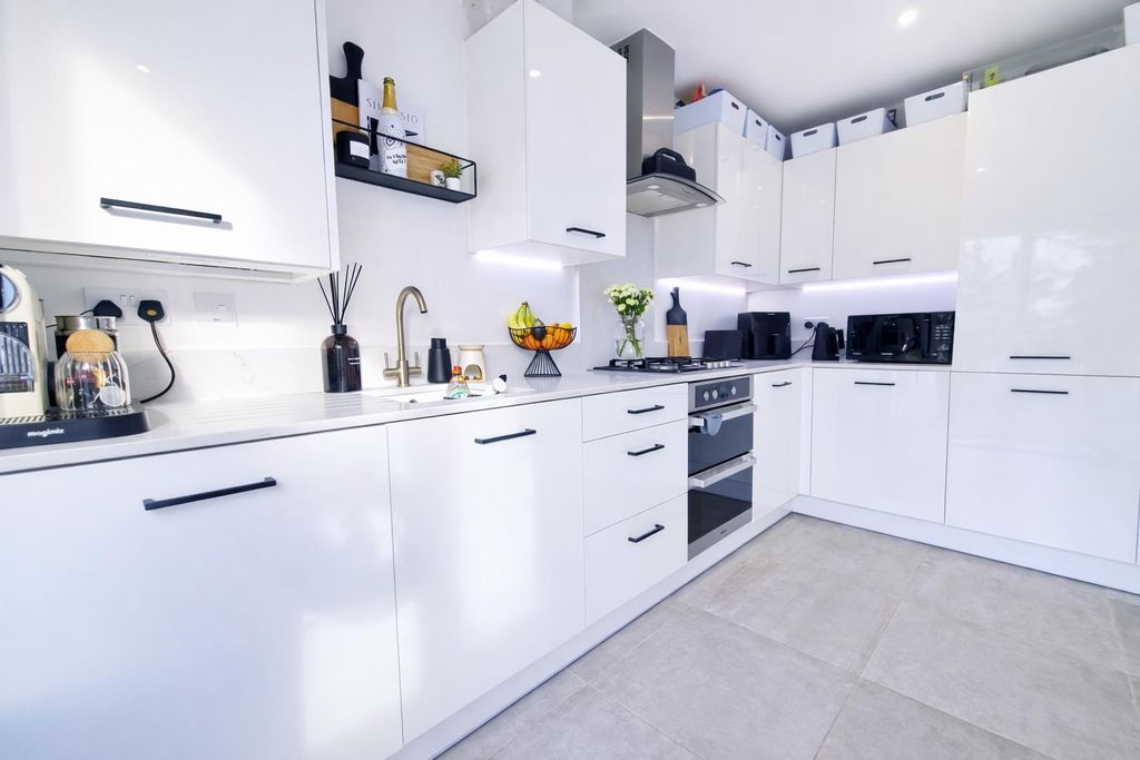 Property photo 2 of 21 18.Png