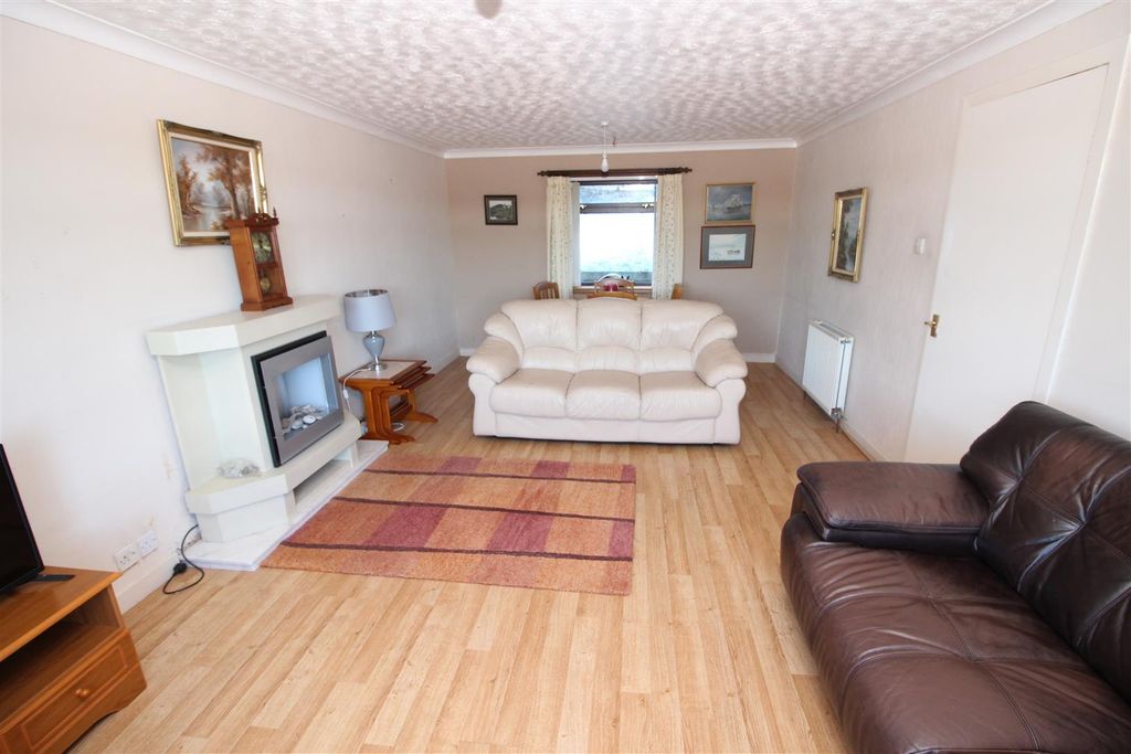 Property photo 2 of 15 Lounge