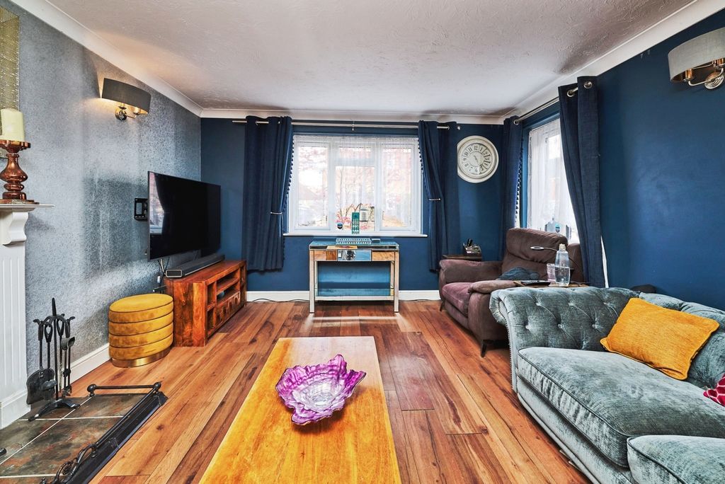 Property photo 3 of 18 Pbox-Img.Jpg