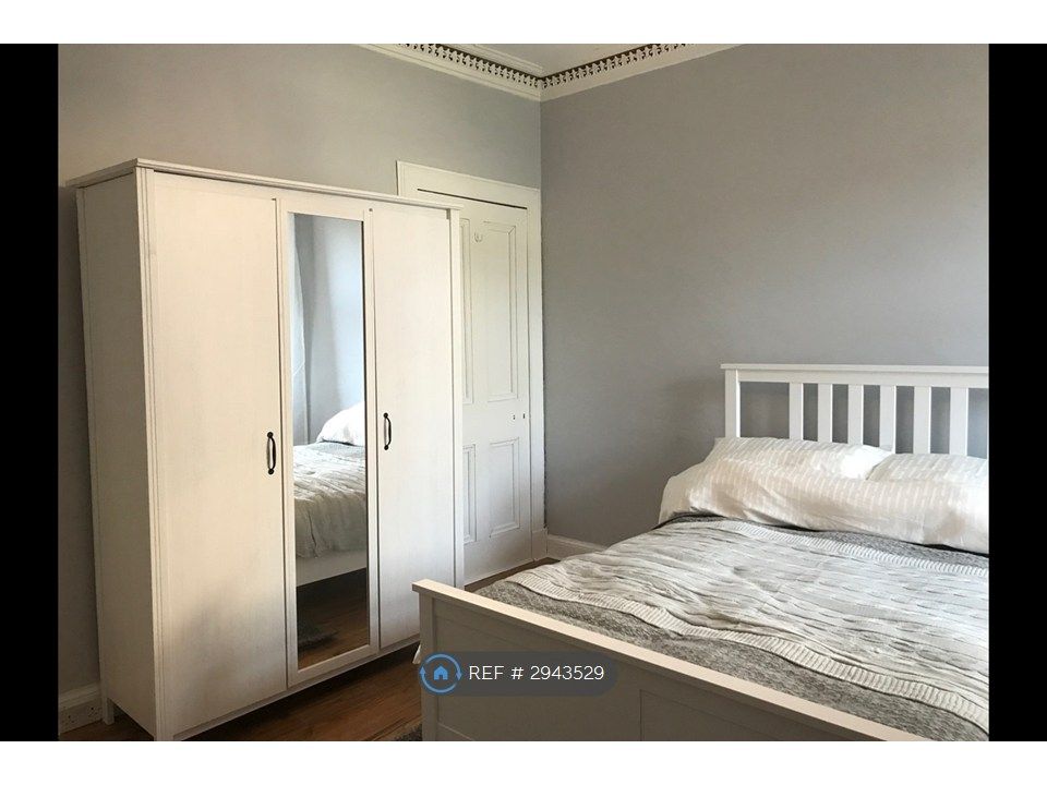Property photo 3 of 6 Bedroom v 2