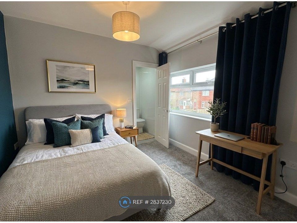 Property photo 1 of 5 Master En-Suite Room £430