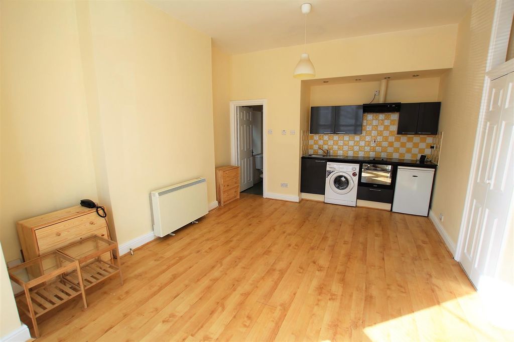 Property photo 2 of 6 Bedroom.Jpg