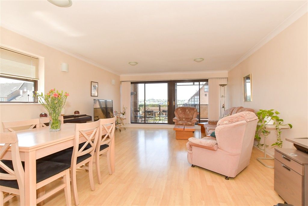 Property photo 3 of 9 Lounge/Diner