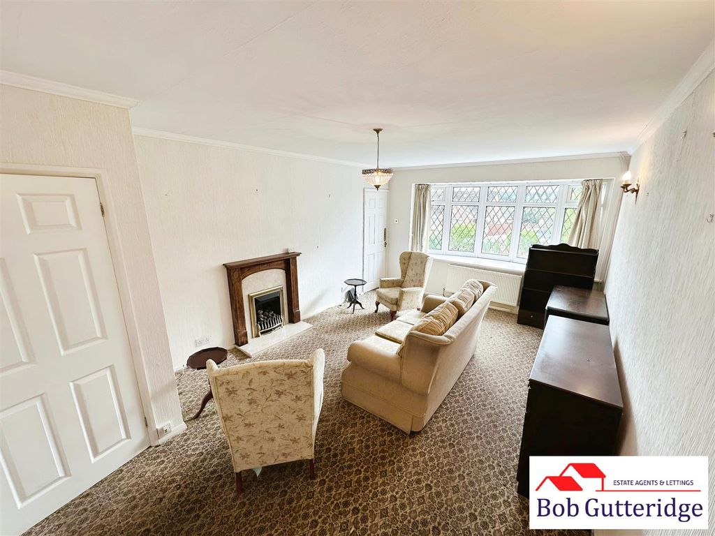 Property photo 2 of 16 Spacious Lounge / Diner