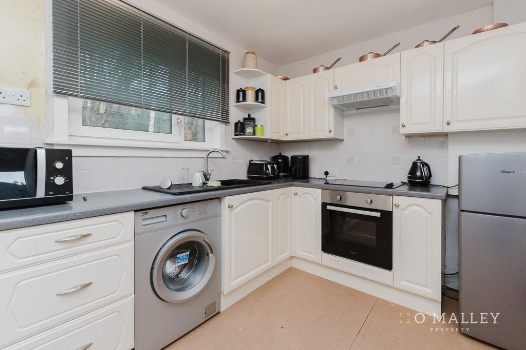 Property photo 3 of 11 Kitchen