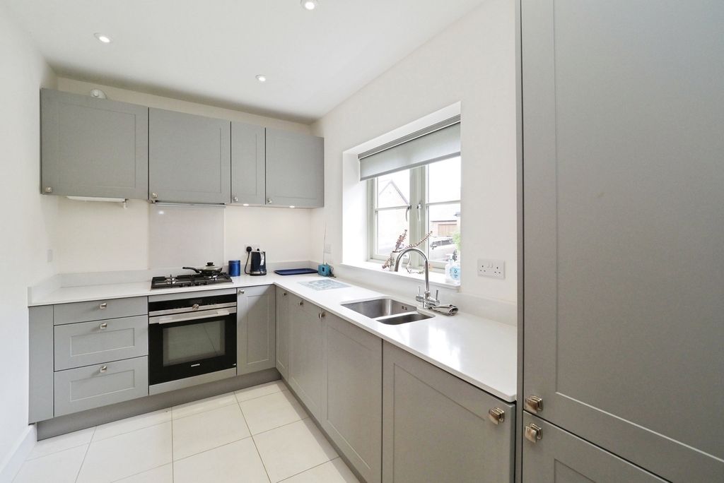 Property photo 3 of 17 Kitchen