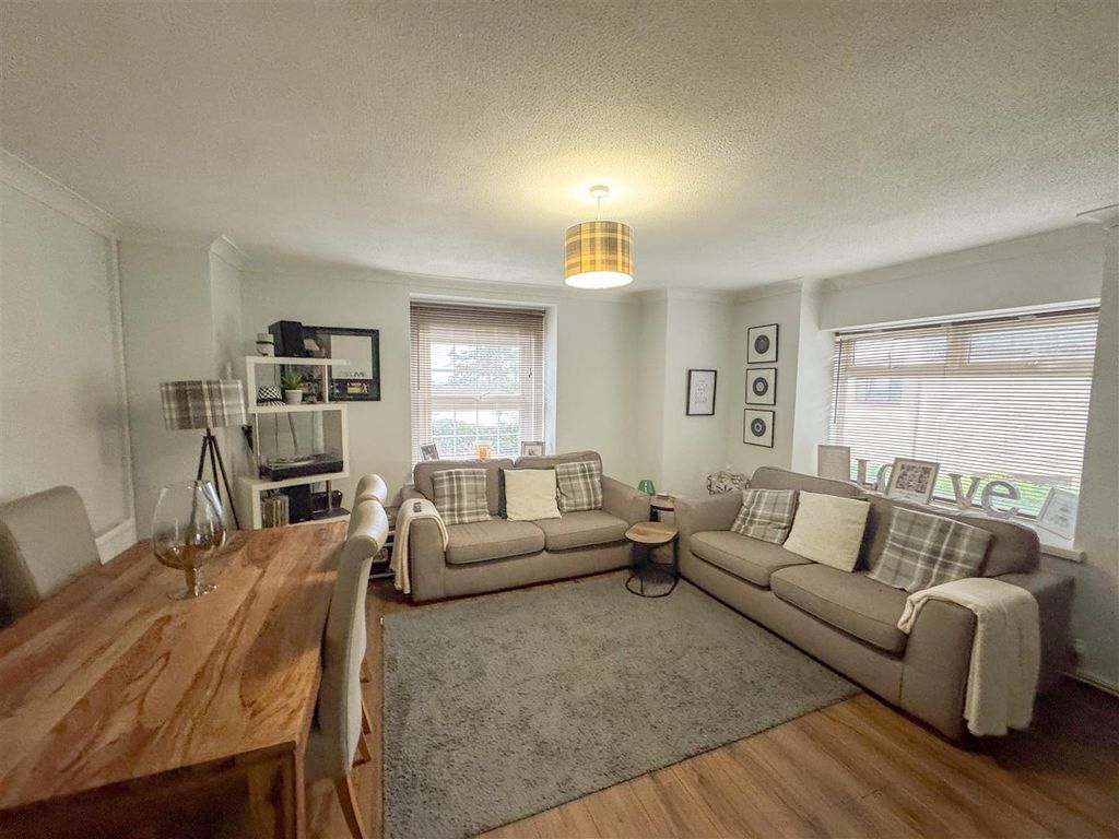 Property photo 2 of 10 Lounge