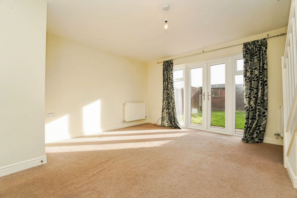 Property photo 3 of 17 Lounge