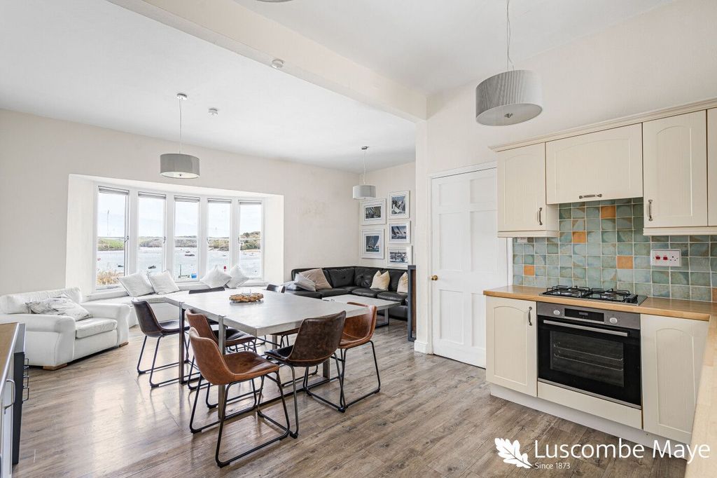 Property photo 2 of 27