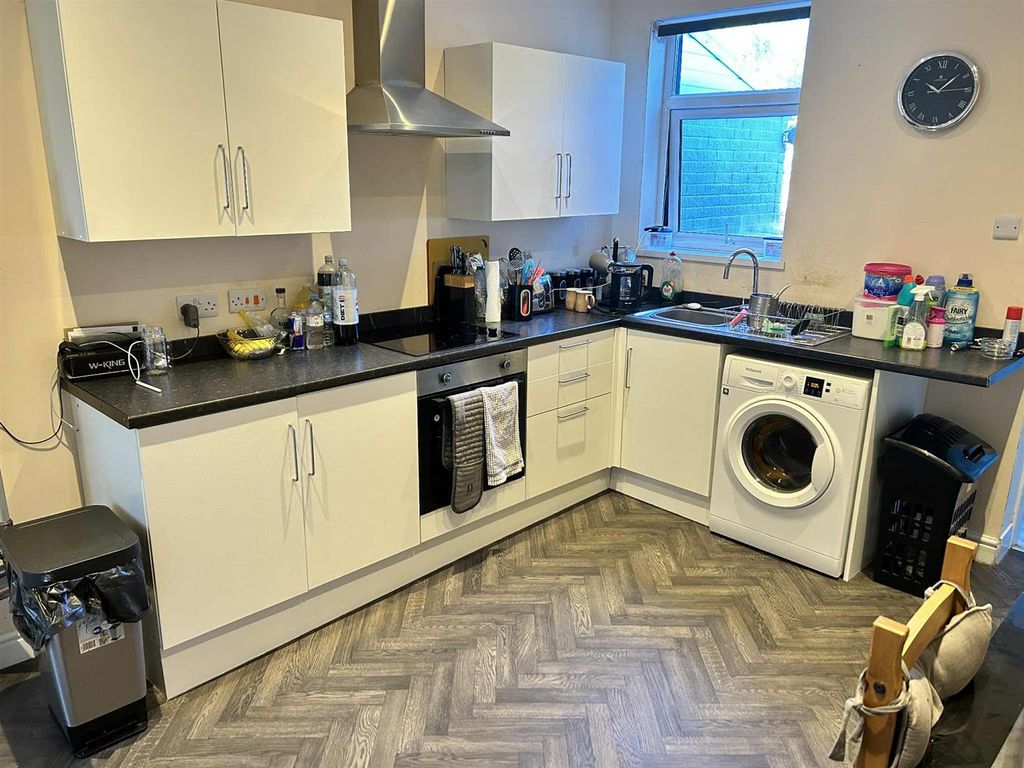 Property photo 3 of 8 Dining Kitchen
