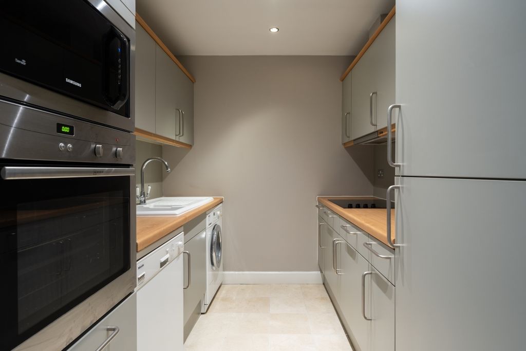 Property photo 2 of 9 The Circle 41 (06...