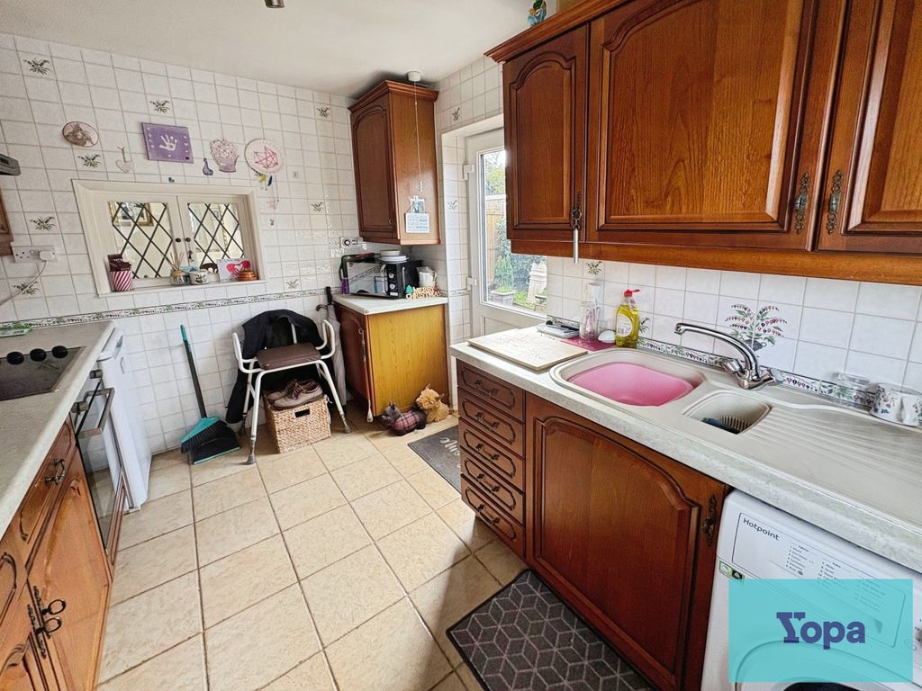 Property photo 3 of 17 Kitchen