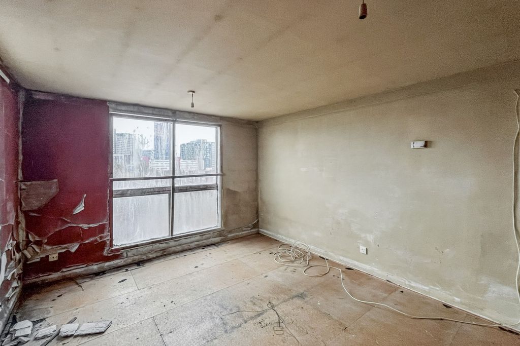 Property photo 2 of 11 Flat 31 Lloyd House, 20 Tavistock Road, Croydon, Surrey, Cr0 2An