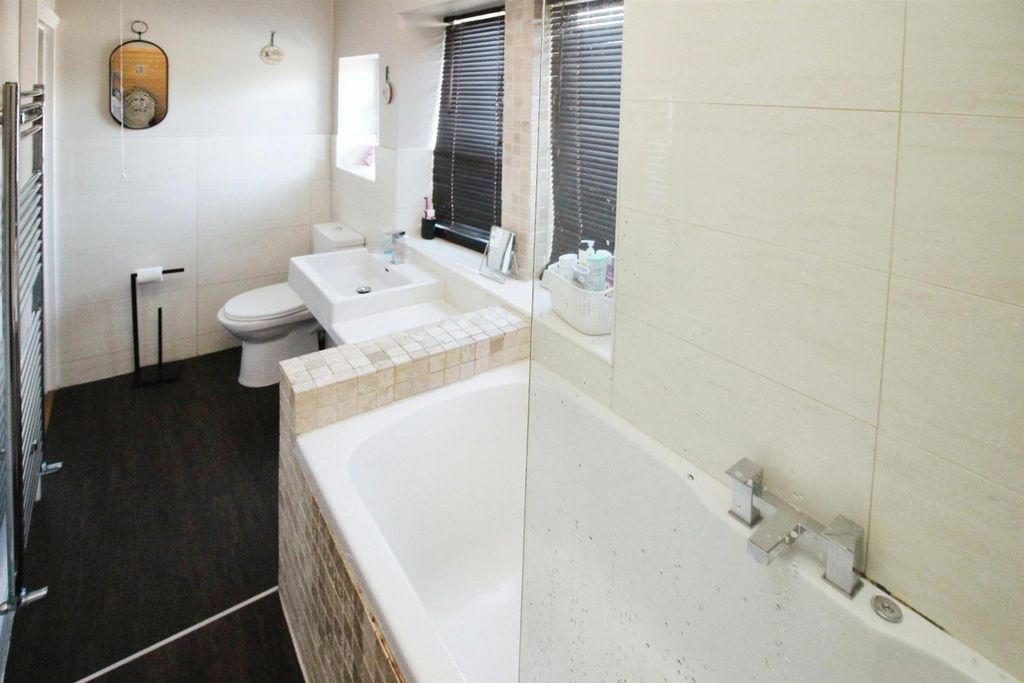 Property photo 3 of 16 Bathroom