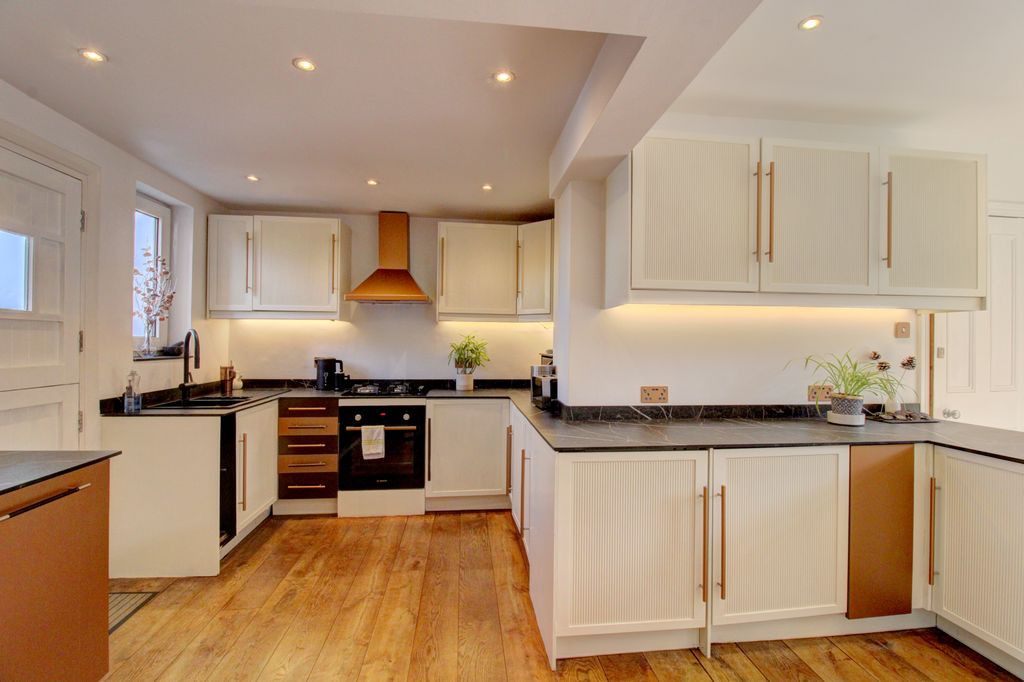 Property photo 2 of 20 Kitchen