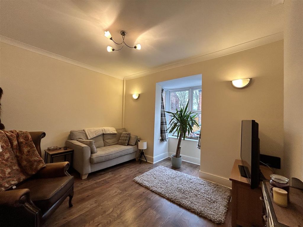 Property photo 3 of 18 Living Room