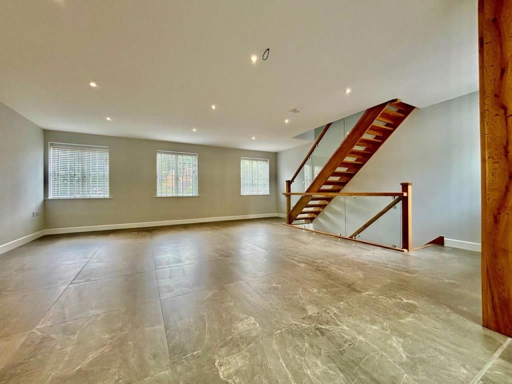 Property photo 3 of 30 Lounge